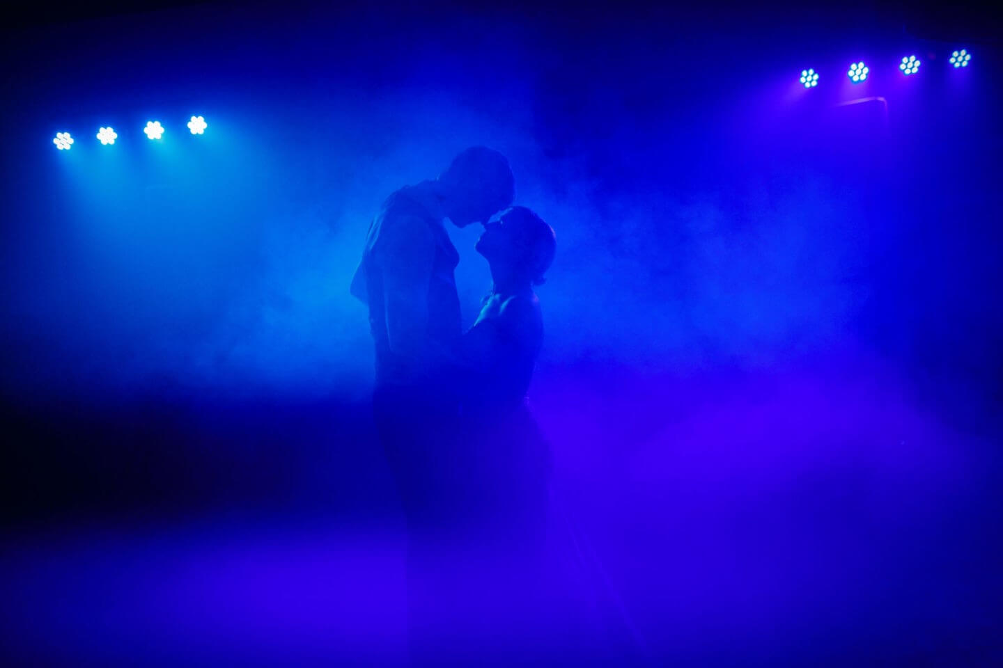 im blauen Licht tanzt das Brautpaar bei Nebel ihren Hochzeitstanz