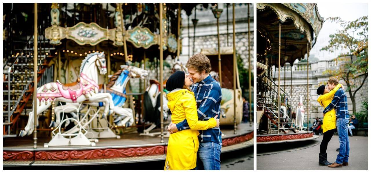 Verlobungsshooting in Paris, das Paar küsst sich vor einem Karrussel.