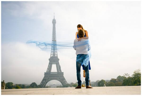 Paarshooting in Paris, das Par küsst sich vor dem Eiffelturm.