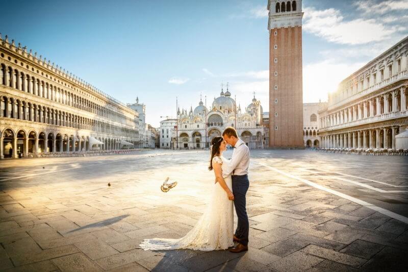 Brautpaar umamrt sich auf dem Markusplatz in Venedig
