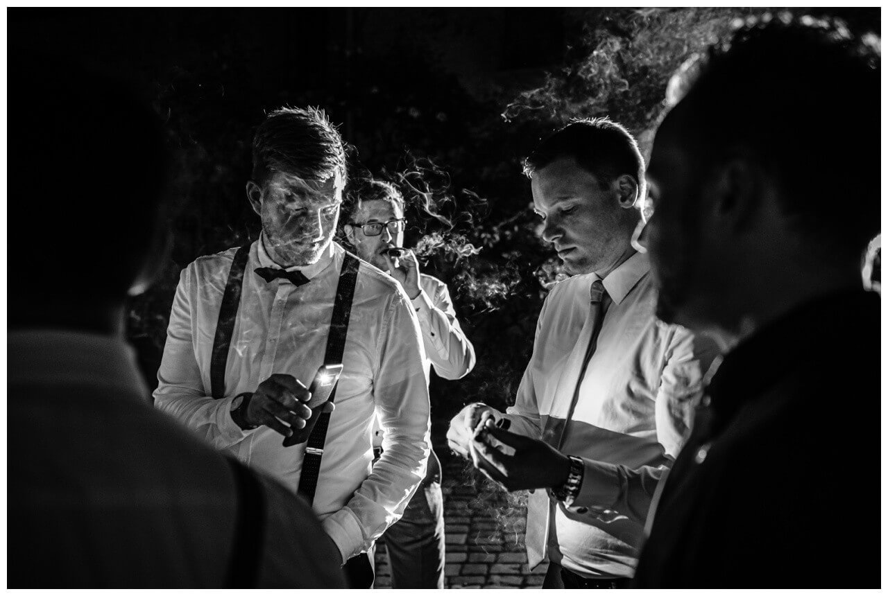 Foto bei Nacht mit rauchenden Männern zur Hochzeit