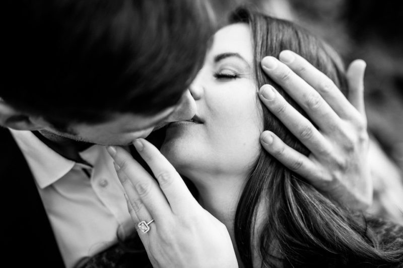 Hochzeitsfotografie schwarz-weiß Brautpaar küsst sich