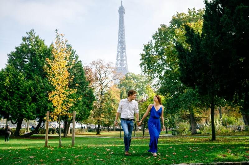 Hochzeitsfotografen Brautpaar geht durch einen Park Eiffelturm