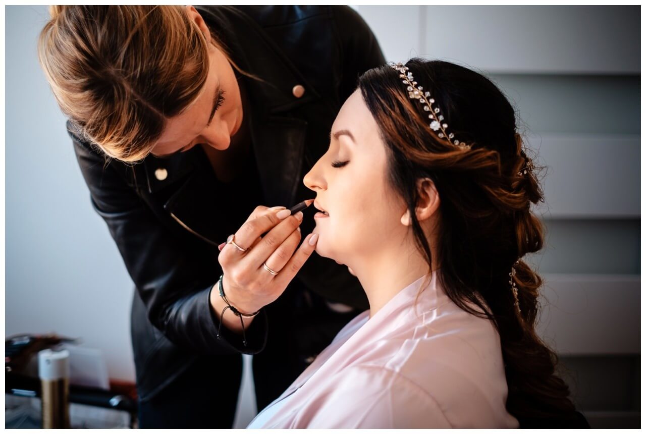 Getting Ready vor der Hochzeit im Landhaus Grum Hattingen die Braut bekommt Lippenstift aufgetragen