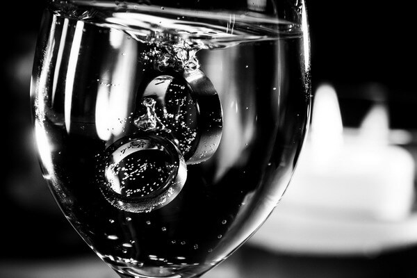 Hochzeitsfotograf Hagen Schwarzweiß Foto Ringe im Glas