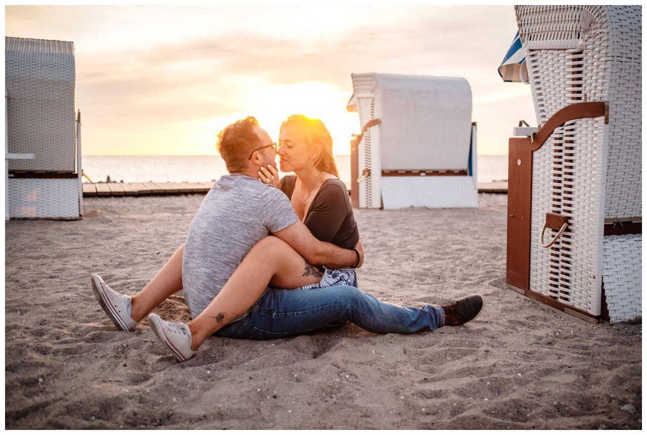 Fotos auf Fehmarn Paarshooting Verlobungsbilder Hochzeitsfotograf Strand Sonnenuntergang