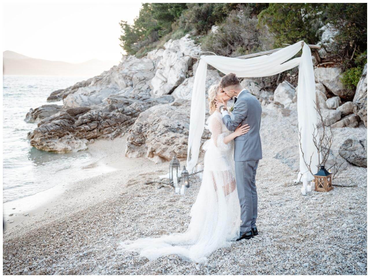 nachhaltige Hochzeit am Strand in Kroatien Hochzeitsfarbe Grau Austern