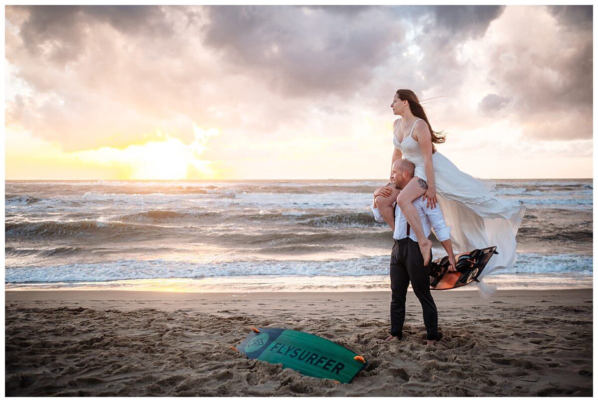 Hochzeitsfotos mit Kites-After Wedding Shooting-Strand-Julianadorp-Kitesurfing-Fotograf