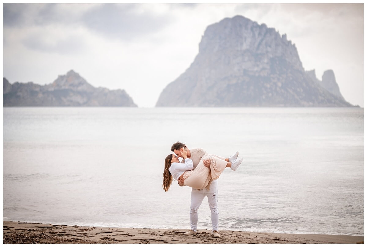 Paarfotos auf Ibiza. Engagement Shooting in Spanien mit dem Hochzeitsfotografen.