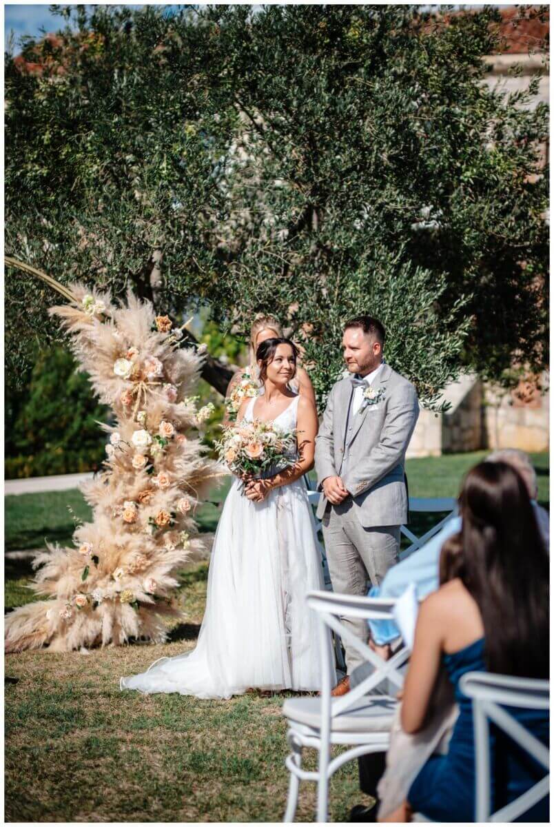 Hochzeit in Zadar in Kroatien mit freier Trauung auf der Wiese und Hochzeitsfeier in einer privaten Villa.
