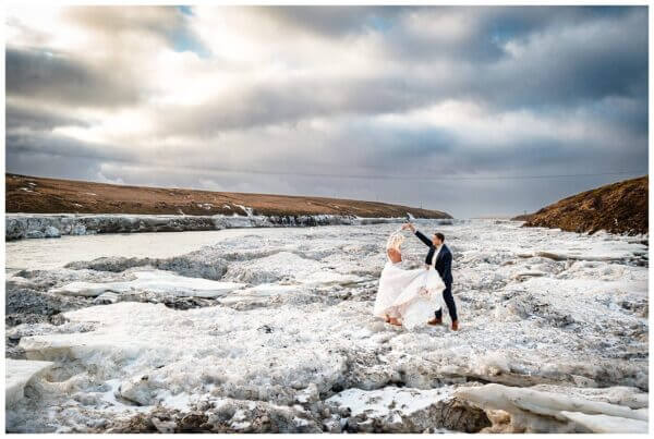 After Wedding Shooting auf Island. Hochzeitsfotos auf Island mit Island Ponys und am Wasserfall mit dem Hochzeitsfotografen auf Island.
