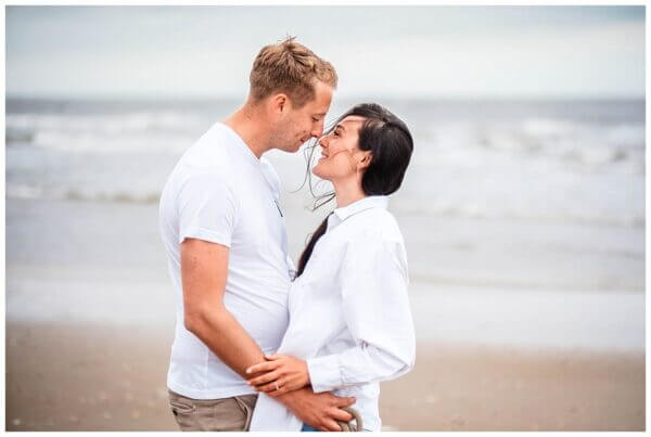 Engagement Shooting am Strand - Paarfotos in Holland vor der Hochzeit.