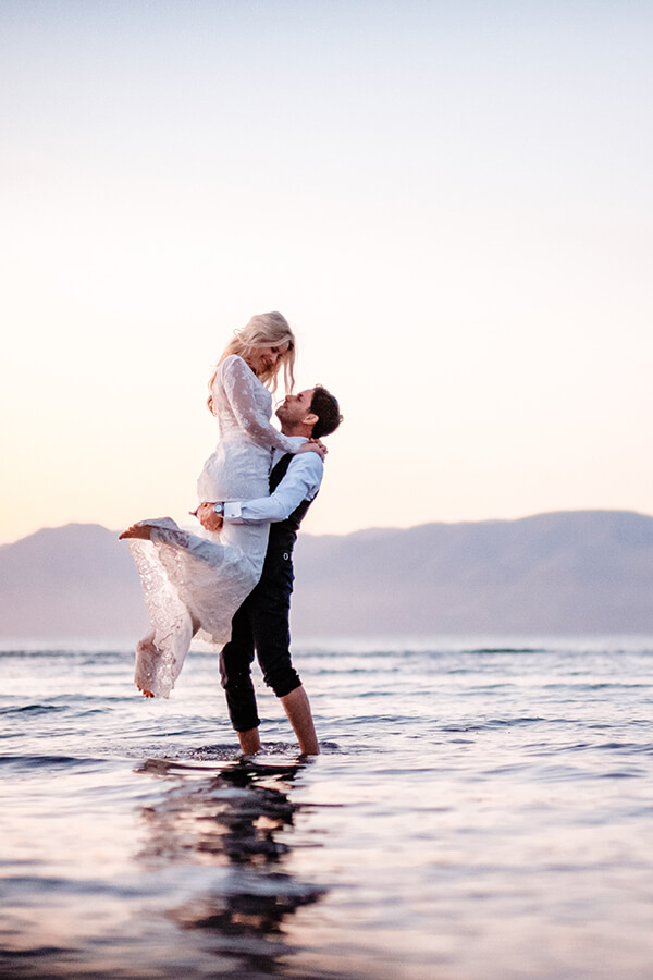 After Wedding Shooting auf Korfu, Hochzeitsfotos im Meer.