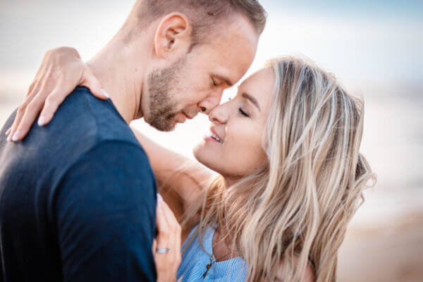 Hochzeitsfotograf Holland, Brautpaarfoto am Strand in Holland
